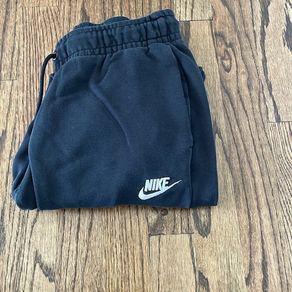 Woman’s extra small black Nike sweatpants - Picture 3 of 4
